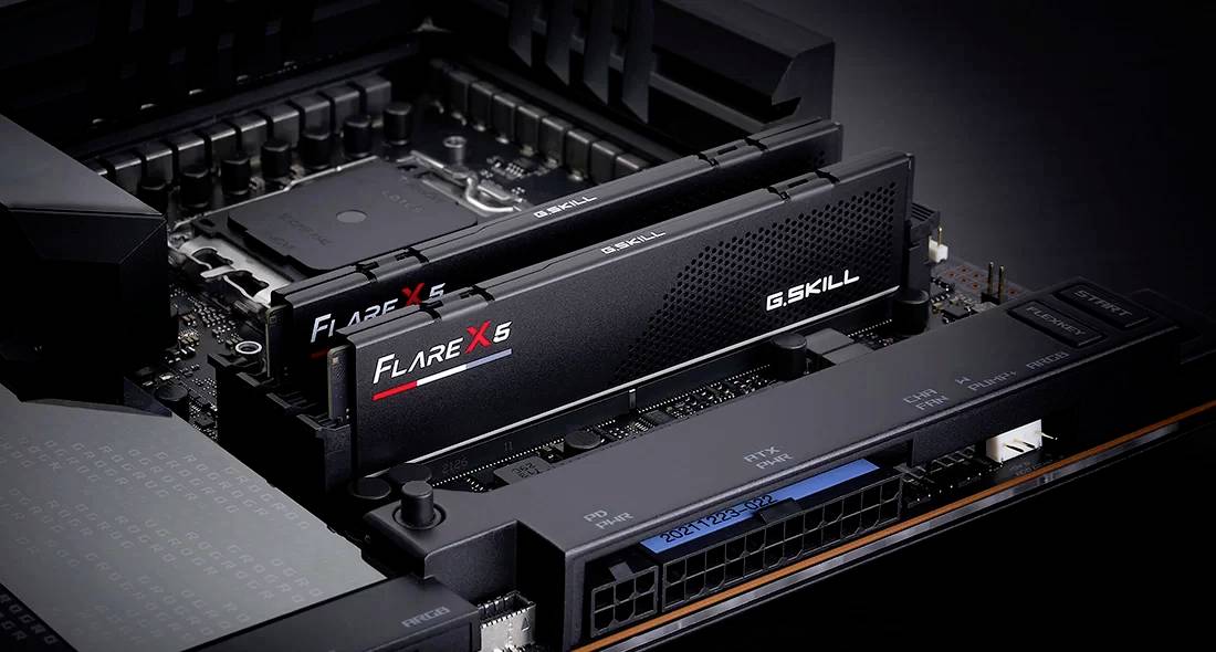 Nahaufnahme eines Computers mit zwei G.Skill RAM-Modulen, die auf einem Mainboard installiert sind. Links ist ein CPU-Sockel sichtbar.