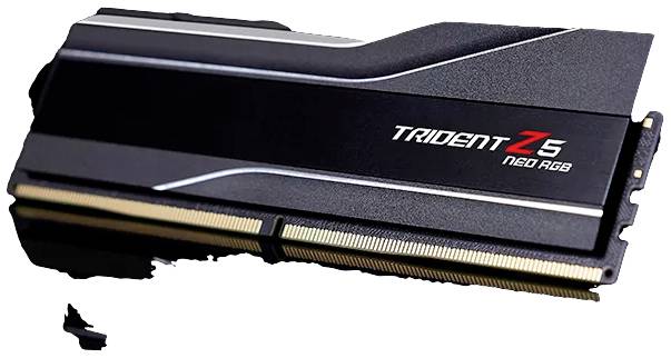 Schwarzer RAM-Riegel mit 'Trident Z5 Neo RGB' Aufschrift. Hauptsächlich in einem Computer für schnellen Hauptspeicher verwendet.