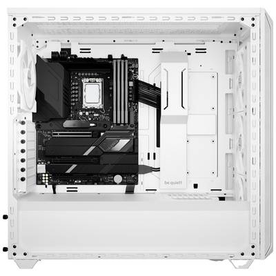 Weißes Computergehäuse mit eingebautem Mainboard, das für den Einbau weiterer Komponenten wie CPU, RAM, Lüfter und Speicher vorbereitet ist.