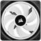 Ein weißer Computerlüfter mit schwarzen Akzenten, leicht schräg von oben fotografiert. Im Zentrum ist ein schwarzes Logo zu sehen.