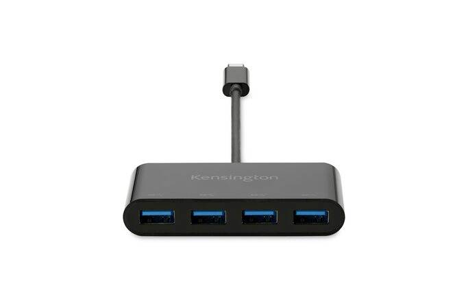 Ein schwarzer USB-Hub mit einem USB-C-Stecker und vier USB-A-Anschlüssen, geeignet zum Anschluss mehrerer Geräte an einen Computer.