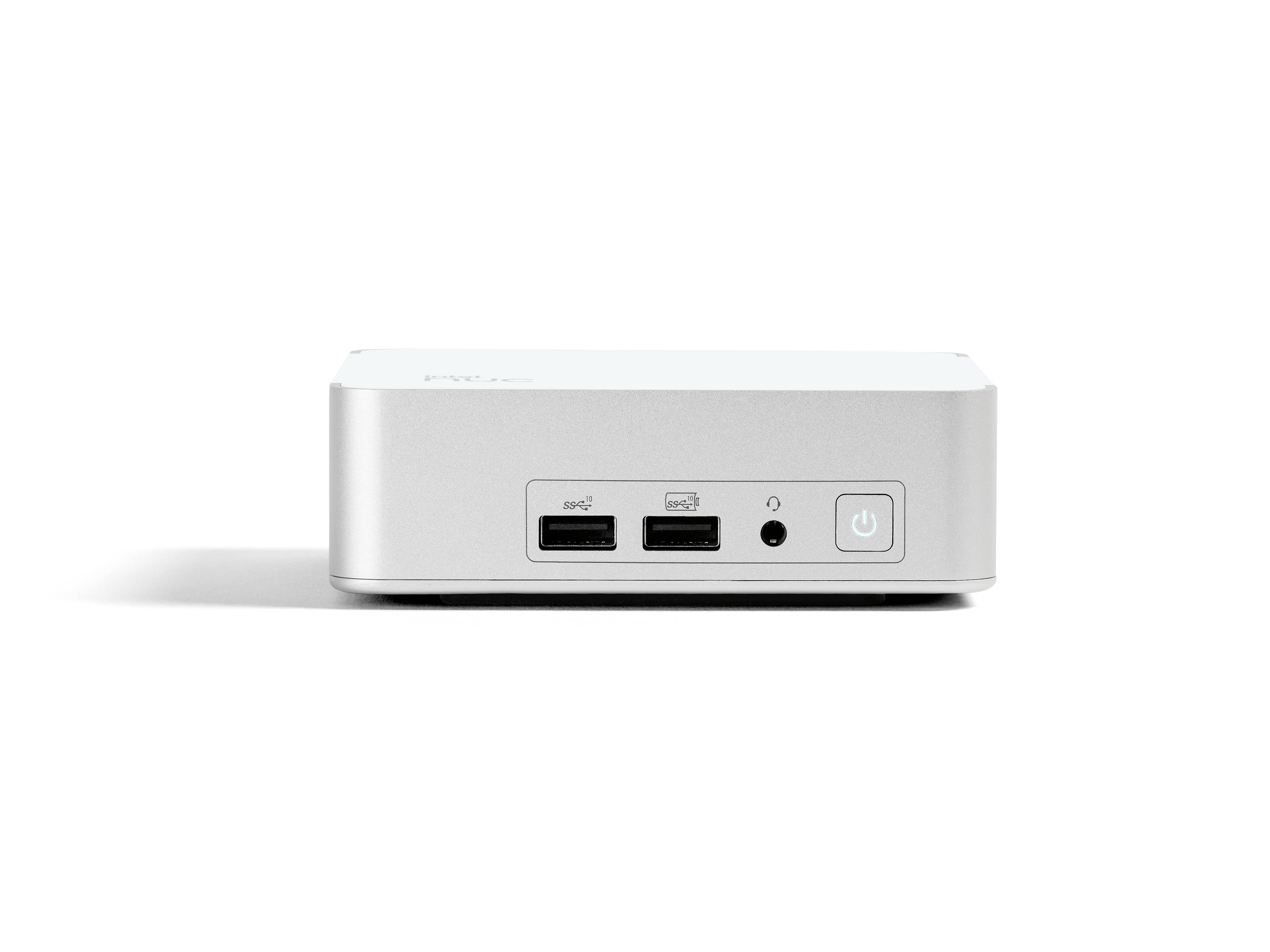 Ein kleiner, silberner Computer mit zwei USB-Anschlüssen und einem Netzschalter auf der Vorderseite, vor einem weißen Hintergrund.
