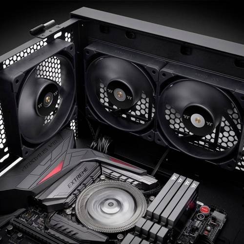 Innenansicht eines Computergehäuses mit einem Mainboard, CPU-Lüfter und drei Gehäuselüftern. Technische Komponenten sind sichtbar.