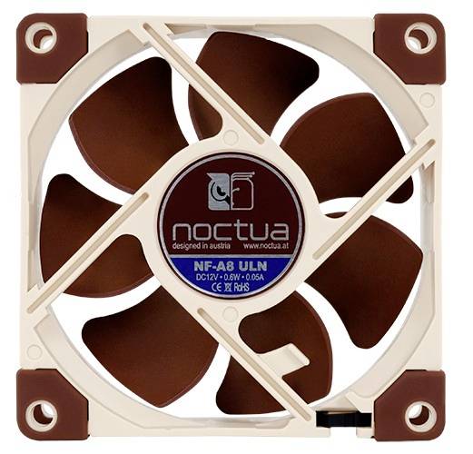 Ein quadratischer PC-Lüfter von Noctua, Modell NF-A8 ULN, in den Farben Beige und Braun.