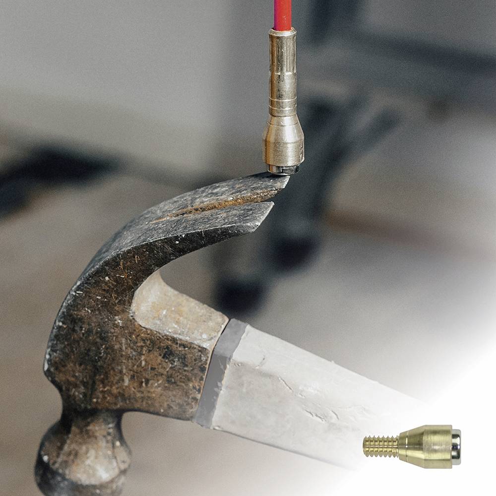 Ein Hammerkopf mit lackiertem Griff wird als Handstück eines Schreibwerkzeugs verwendet, um eine gedrehte Metallspitze zu montieren.