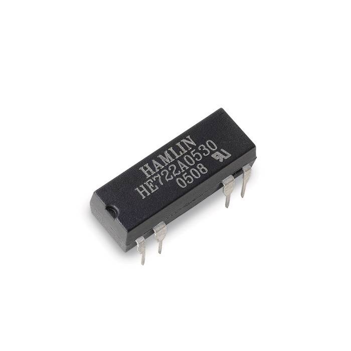 'Schwarzes elektronisches Bauteil, auf der Oberseite mit der Aufschrift: HAMLIN HE722A0530 0508, mit sechs Metallbeinen.'