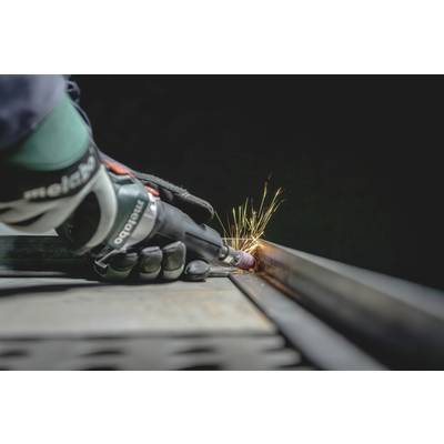 Die Nahaufnahme zeigt eine Person, die mit Schutzhandschuhen ein Metallstück schleift, während Funken sprühen.