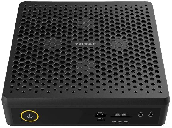 Schwarzer Mini-PC der Marke Zotac mit Wabenmuster auf der Oberseite, zwei USB-Anschlüssen und Ein-/Ausschalter vorne.