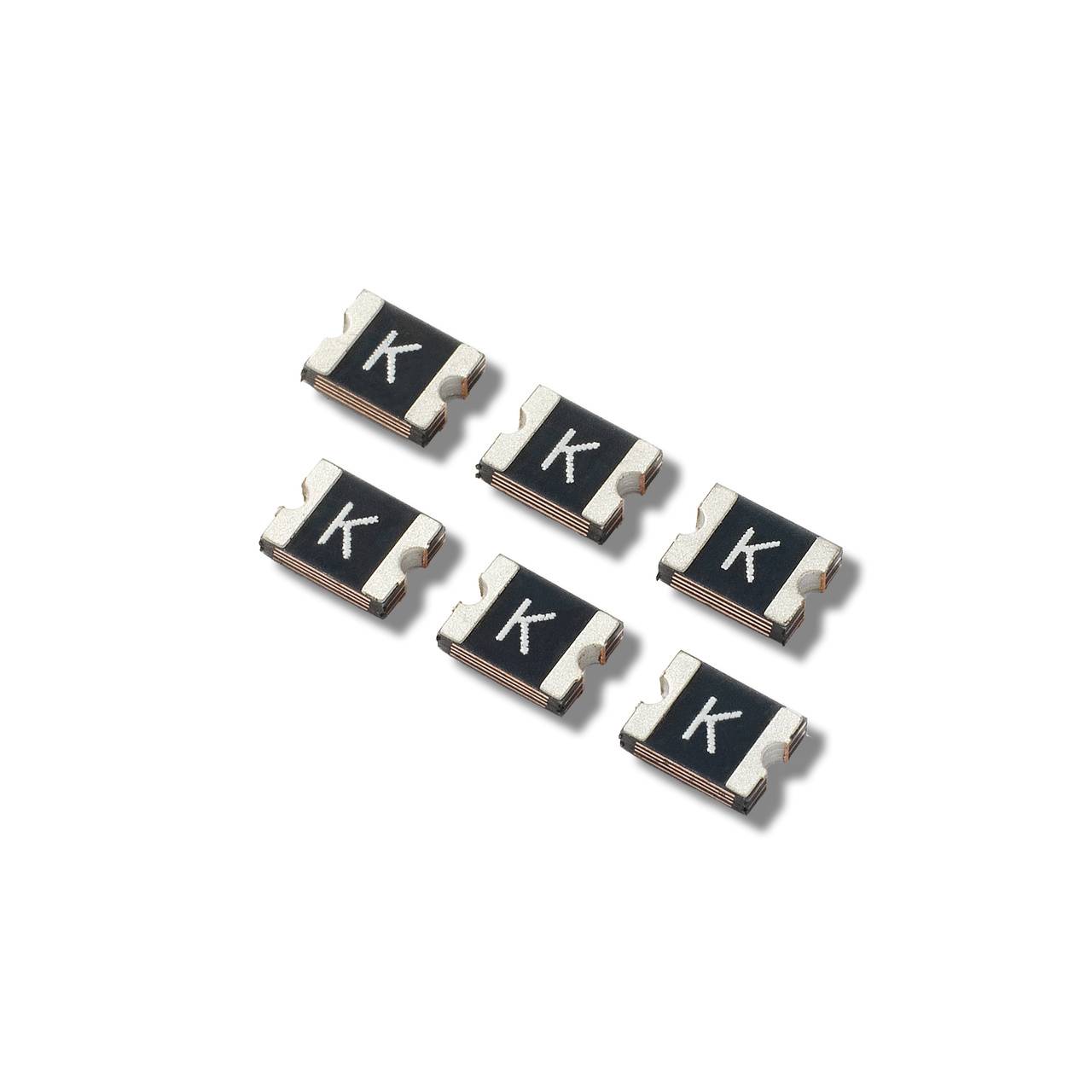 Sechs schwarze SMD-Widerstände mit dem Buchstaben 'K' auf jedem, angeordnet in zwei Reihen.