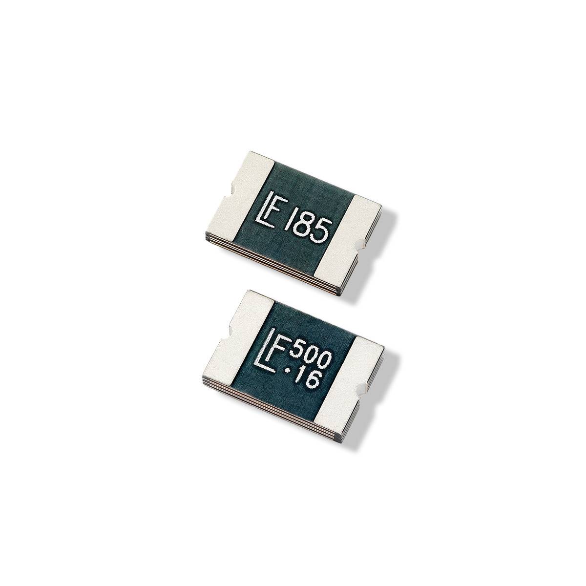 Zwei Mikrochip-Komponenten mit Beschriftungen 'E 185' und 'E 500 16', auf einer weißen Oberfläche. Sie sind für elektronische Schaltungen gedacht.