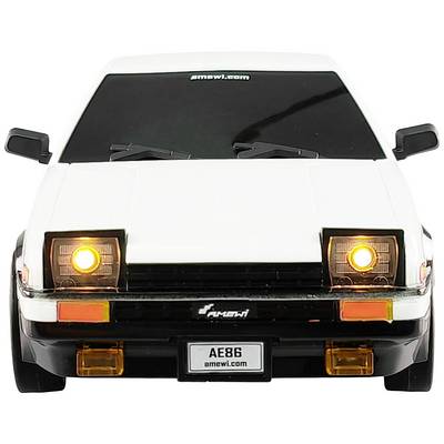 Ein weißes Auto mit klappbaren Scheinwerfern leuchtet. Auf dem Nummernschild steht 'AE86'.