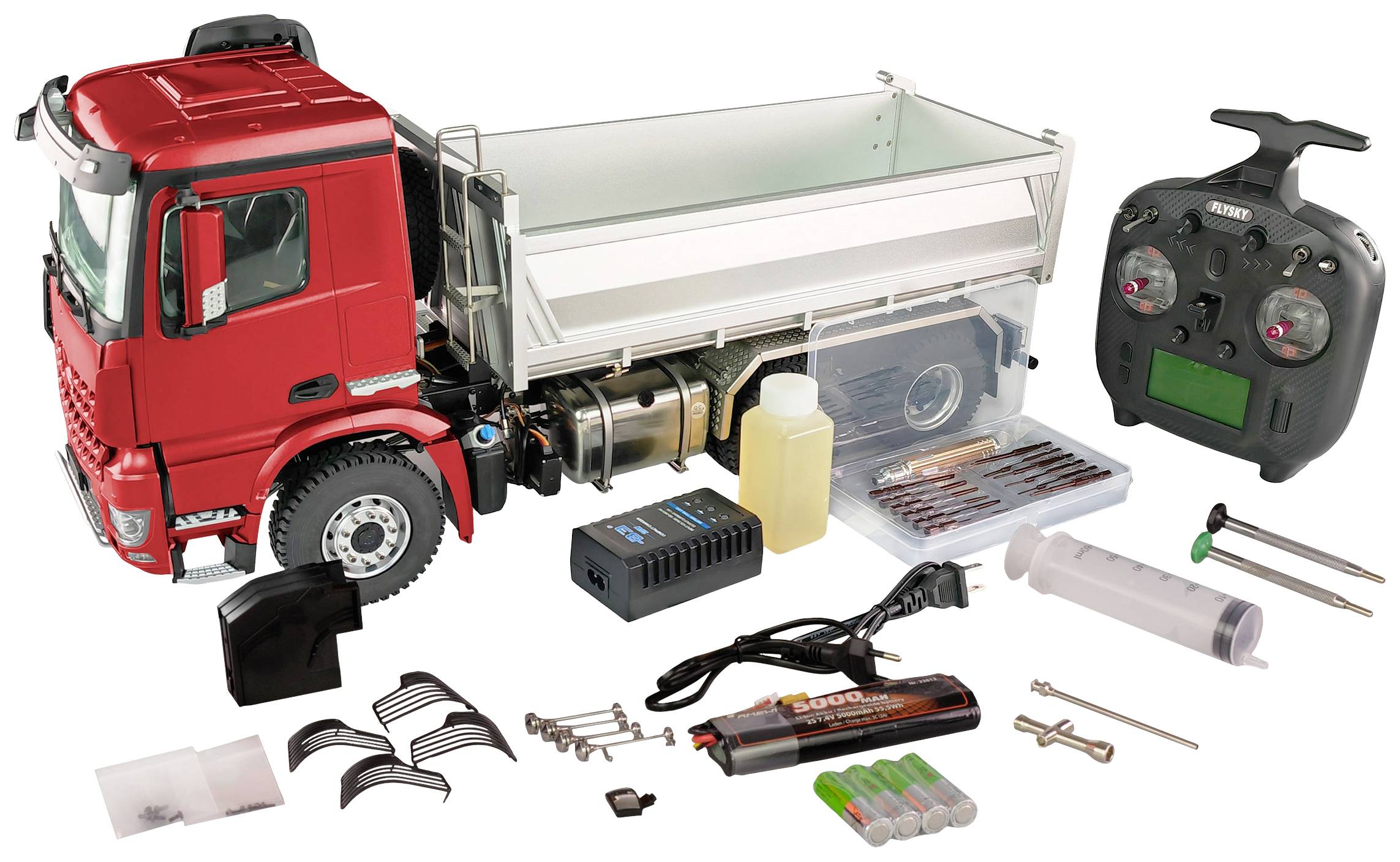Ein ferngesteuerter Lkw-Bausatz mit rotem Führerhaus. Zubehör umfasst Fernsteuerung, Batterien, Schraubendreher, Ladegerät und Werkzeug.