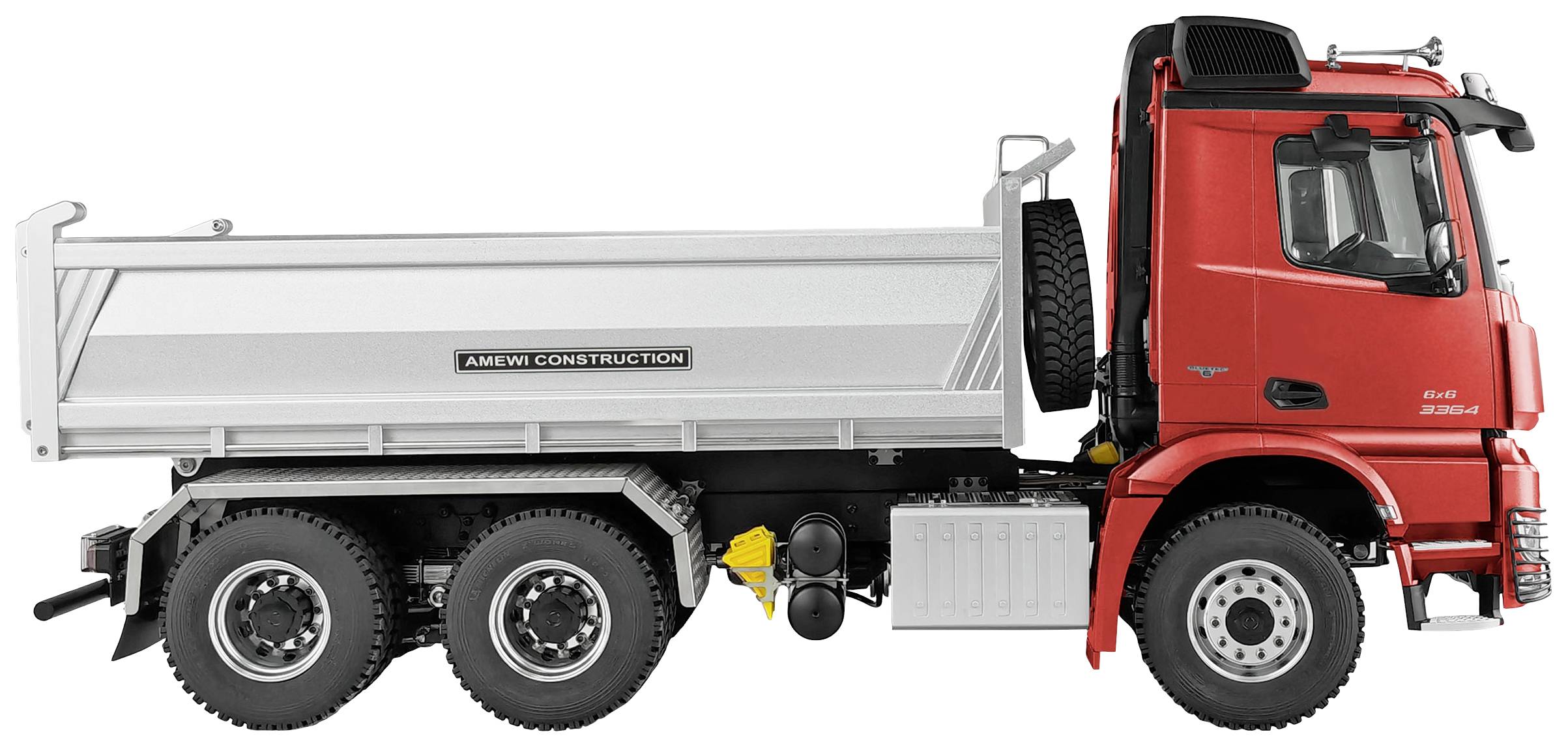 Ein roter Lastwagen mit Ladefläche und sechs Rädern von der Seite. Der Name 'Amewi Construction' steht auf der Ladefläche.