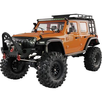 Ein orangefarbener, modifizierter Geländewagen mit großen, profilierten Reifen, verwendet für Offroad-Abenteuer.