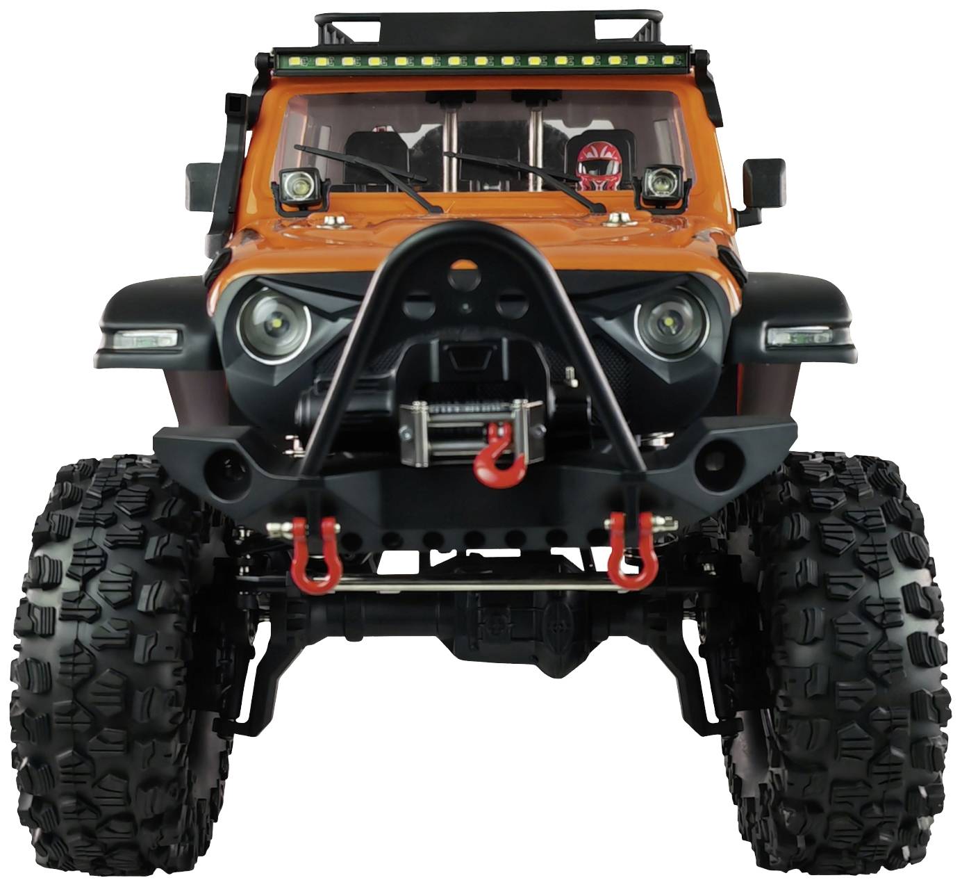 Orangefarbener Geländewagen von vorne, mit großer Stoßstange, robusten Reifen und Dachbeleuchtung. Fahrzeug wird im Gelände eingesetzt.