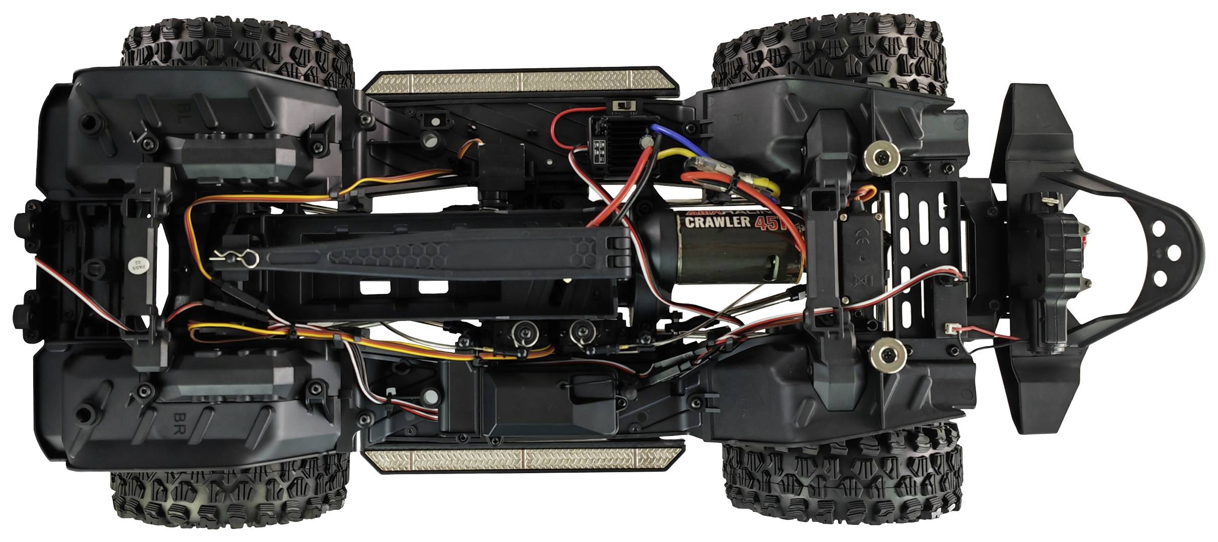 Ferngesteuertes Auto von unten, zeigt Details der mechanischen Struktur mit sichtbar verlegten Kabeln und Federungselementen.