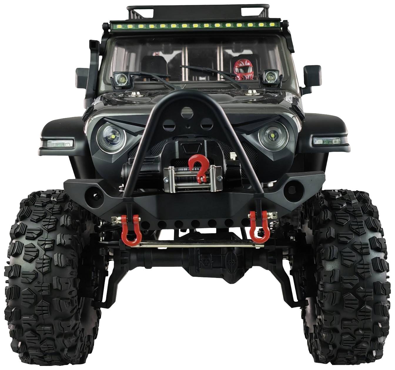Ein robuster, schwarzer Offroad-Jeep mit großen, griffigen Reifen und einer montierten Winde an der Front, frontal aufgenommen.
