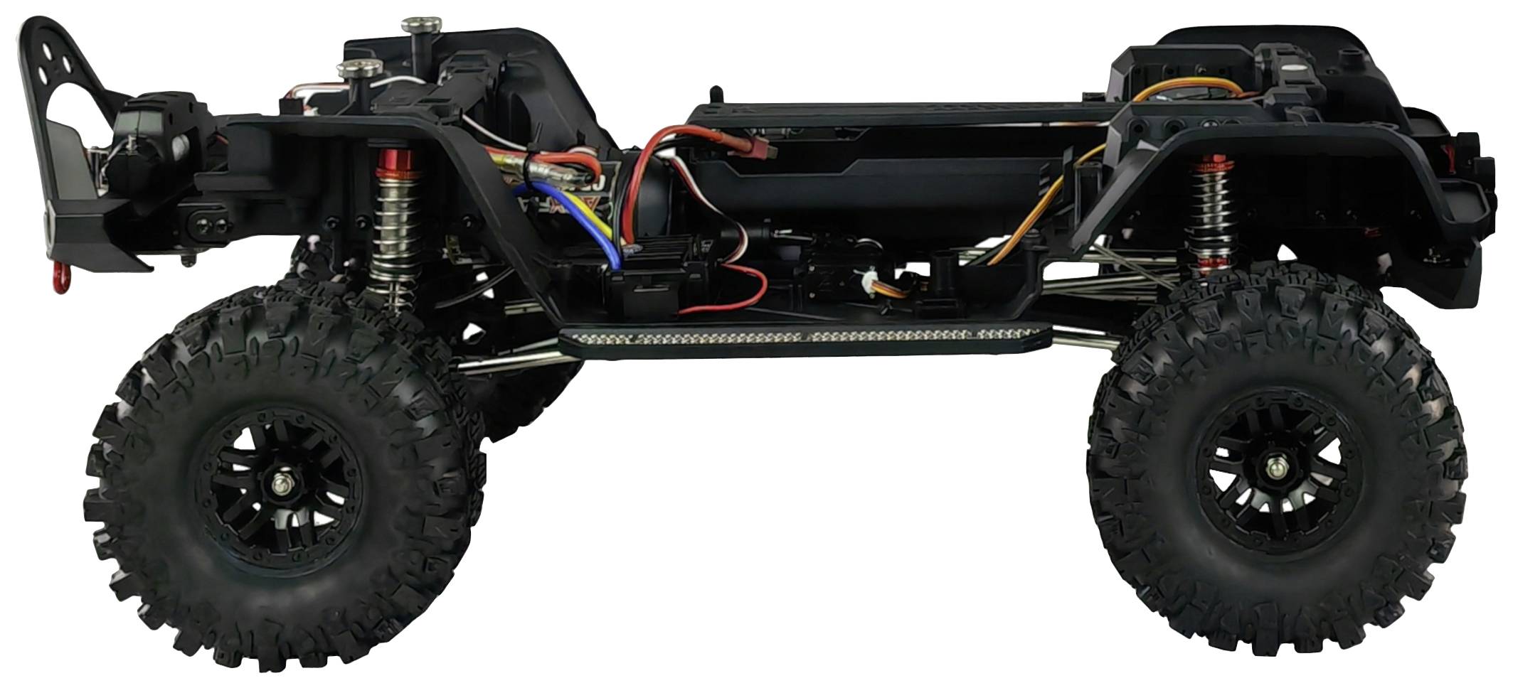Seitliche Ansicht eines RC-Crawler-Chassis mit großen, grob profilierten Reifen, sichtbarer Verkabelung und Federdämpfern.