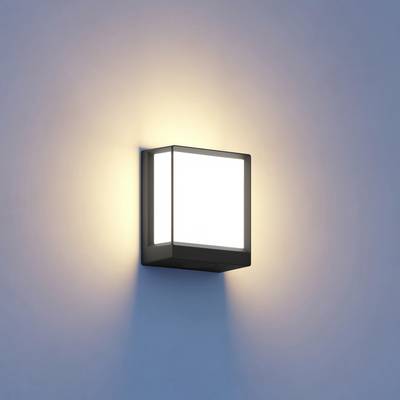 Wandleuchte mit quadratischem Design an einer blauen Wand, leuchtet warmes Licht aus, schafft eine gemütliche Atmosphäre.