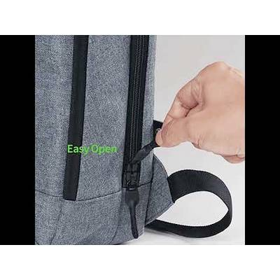 Eine Hand zieht an einem Reißverschluss eines grauen Rucksacks. Neben dem Reißverschluss steht 'Easy Open' in grüner Schrift.