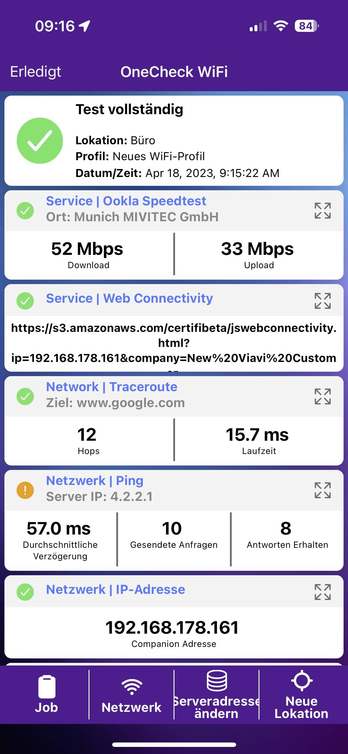Ein Screenshot einer App mit Tests zur Internetverbindung. Ergebnisse zeigen Download mit 52 Mbps und Upload mit 33 Mbps am 18. April 2023.