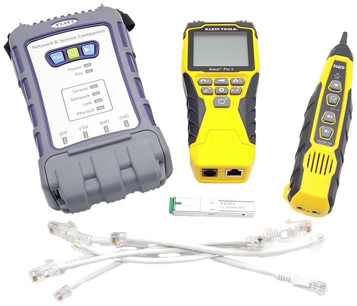 Ein Netzwerktester-Set mit drei Geräten, einem Netzwerk- & Server-Companion, einem LAN-Testgerät und einem Kabelprüfer, sowie einem SFP-Modul und acht Netzwerkkabelenden.