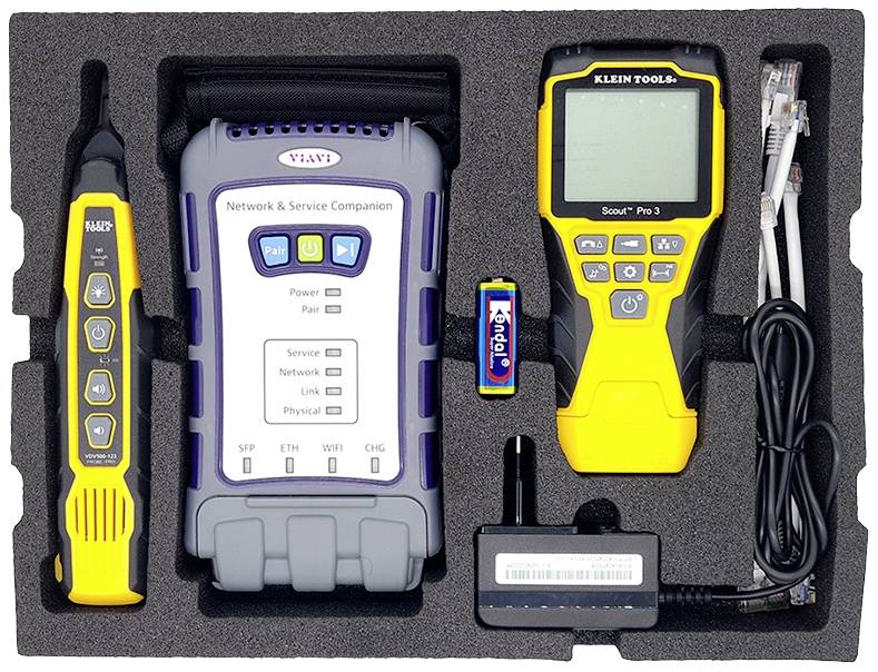 Netzwerk-Testgerät-Set in Schaumstoffverpackung. Enthält Kabeltester, Netzwerkanalysegerät, Batterien und Verbindungskabel.