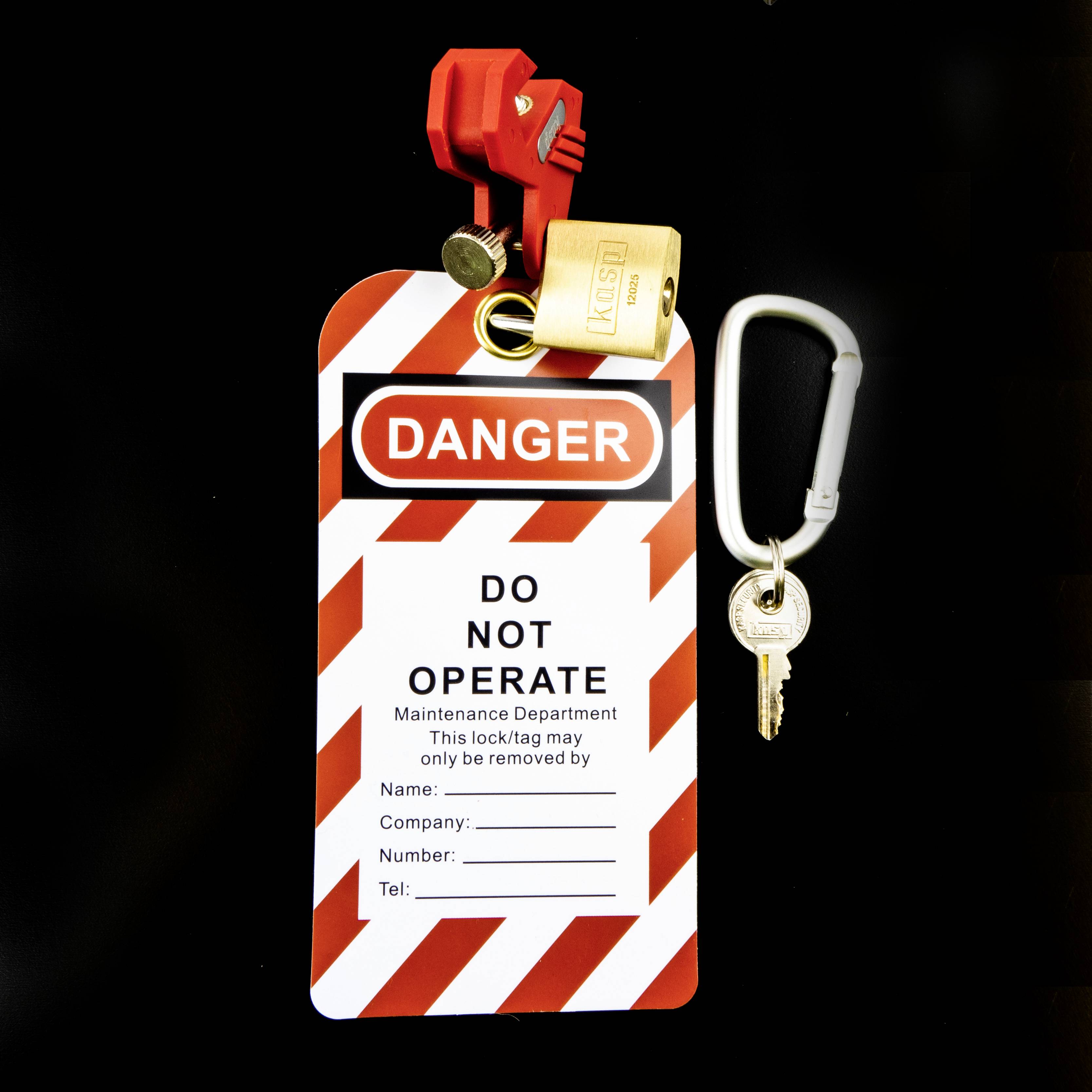 Warnschild mit der Aufschrift 'Danger Do Not Operate'. Rotes Vorhängeschloss und Schlüssel. Wartungsetikett für Maschinen.