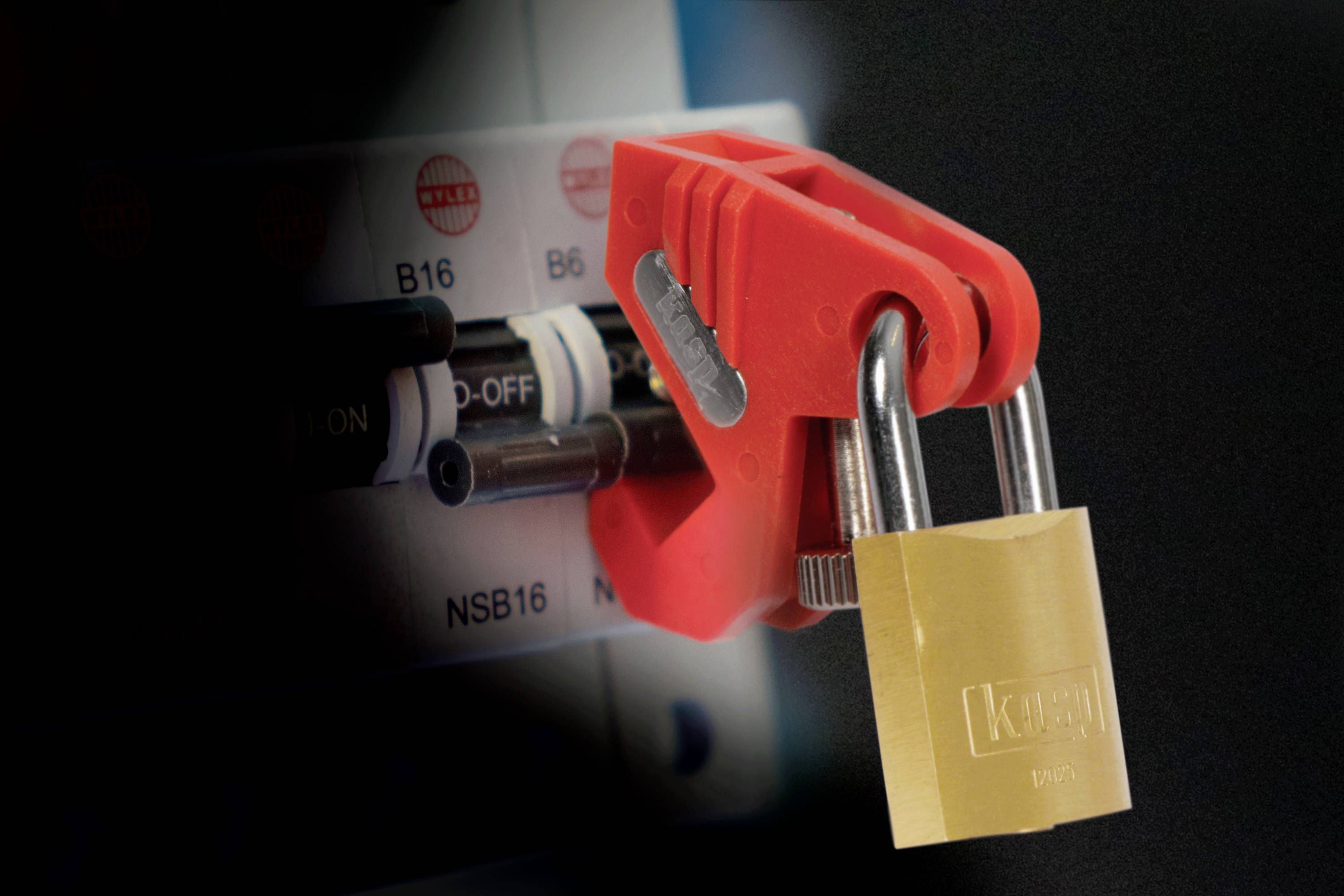Ein rotes Lockout-Tagout-Gerät sichert einen Stromschalter mit einem Vorhängeschloss, um unbefugtes Einschalten zu verhindern.