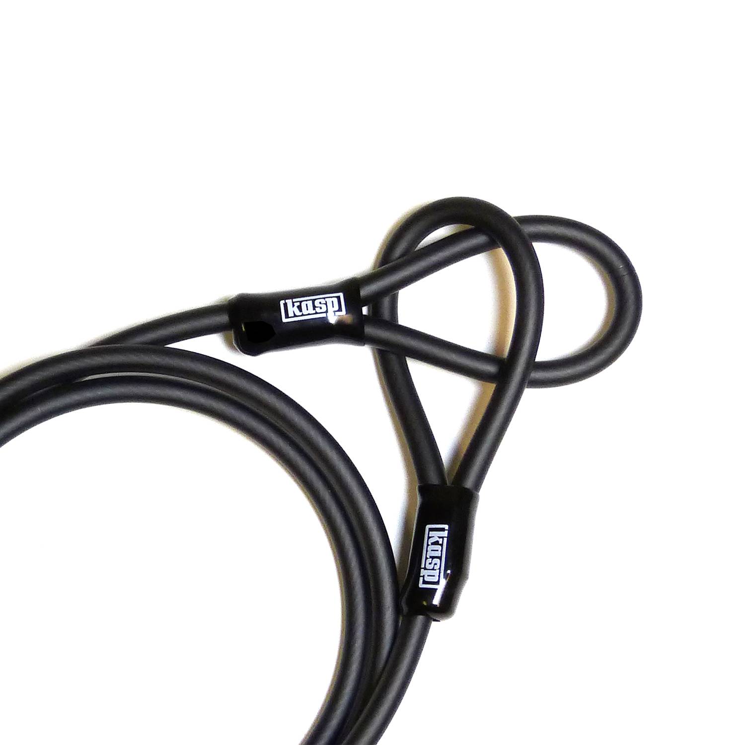 Ein schwarzes Fahrradschloss mit einem stabilen Kabel und zwei Schlaufen, auf denen das Logo 'kasp' sichtbar ist.