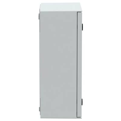 Eine schlichte, rechteckige, hellgraue elektrische Gehäuse oder Schrank, von der Seite betrachtet, mit einer glatten Oberfläche und sichtbaren Scharnieren.