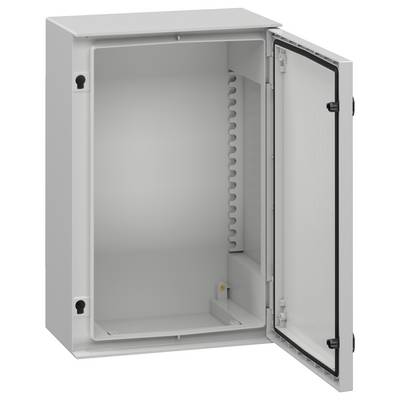 Ein offener, leerer weißer Schrank mit einer gelochten Platte im Inneren und einer Flügeltür, konzipiert zur Unterbringung von elektrischen Komponenten.