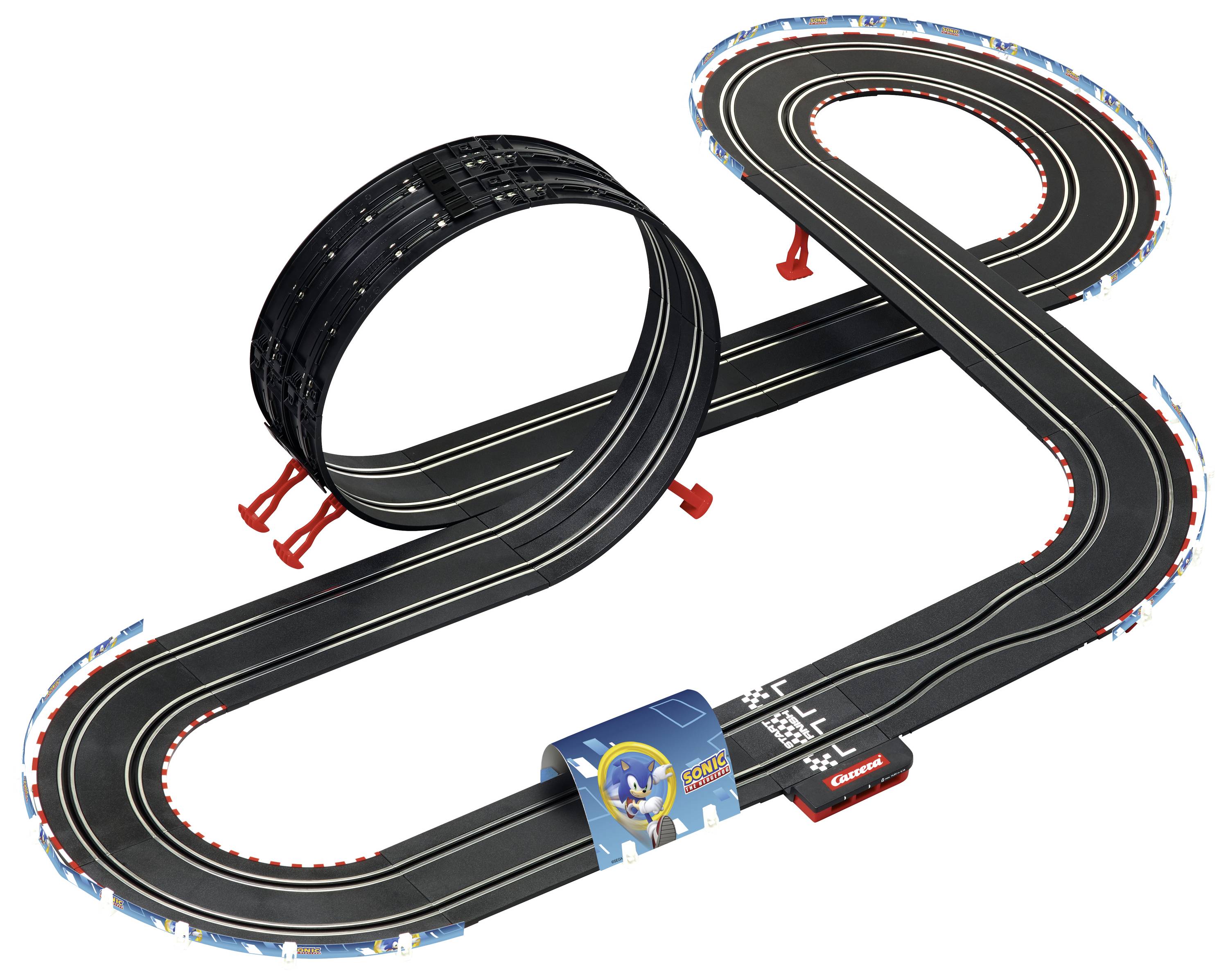 Eine schwarze Rennbahn mit Looping, Kurven und einer Zielgeraden, dekoriert mit Motiven von Sonic. Geeignet für Spielzeugautos.