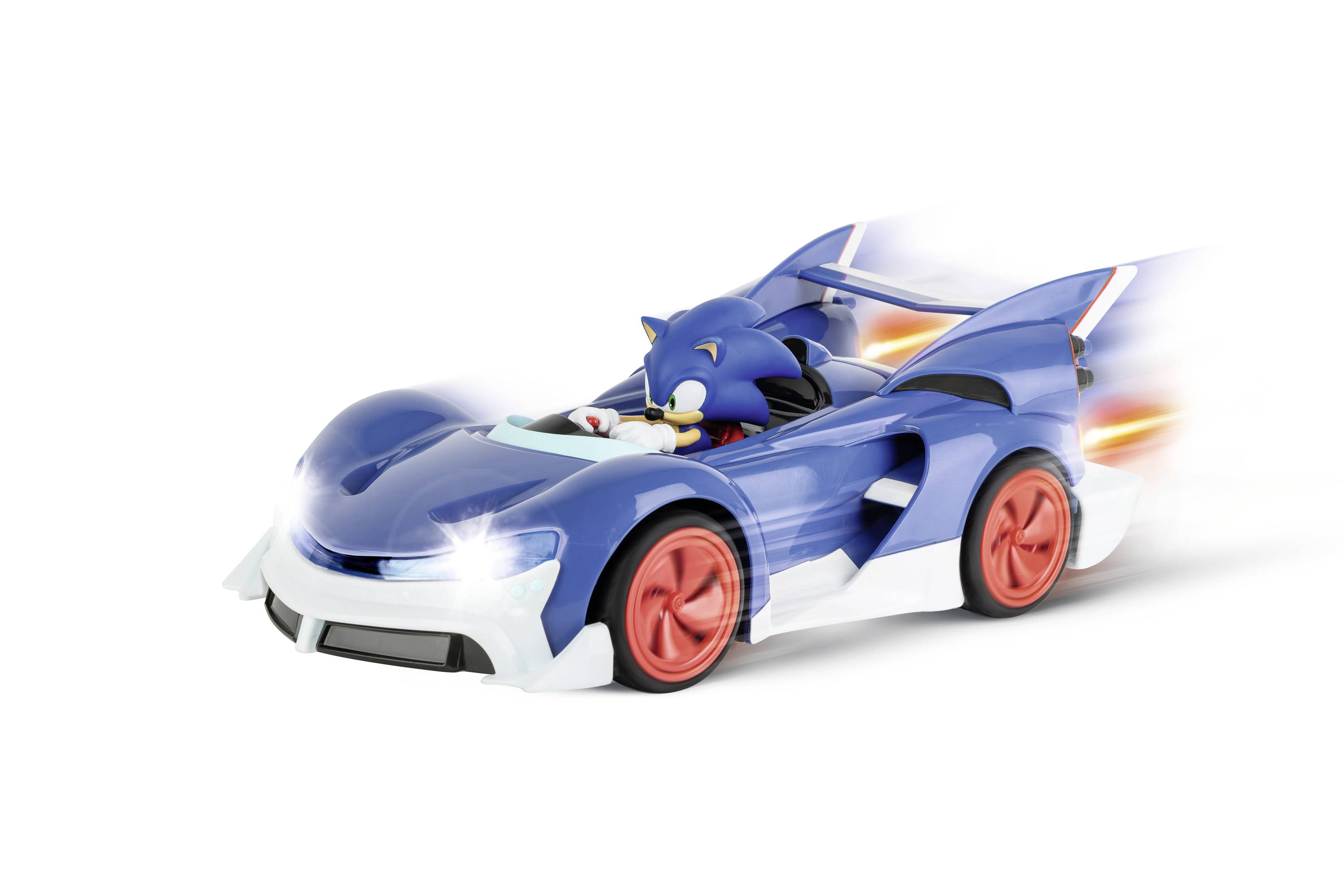 Ein blauer Charakter fährt in einem schnellen, futuristischen Auto mit rotierenden Rädern, das Spuren von Geschwindigkeit zeigt.