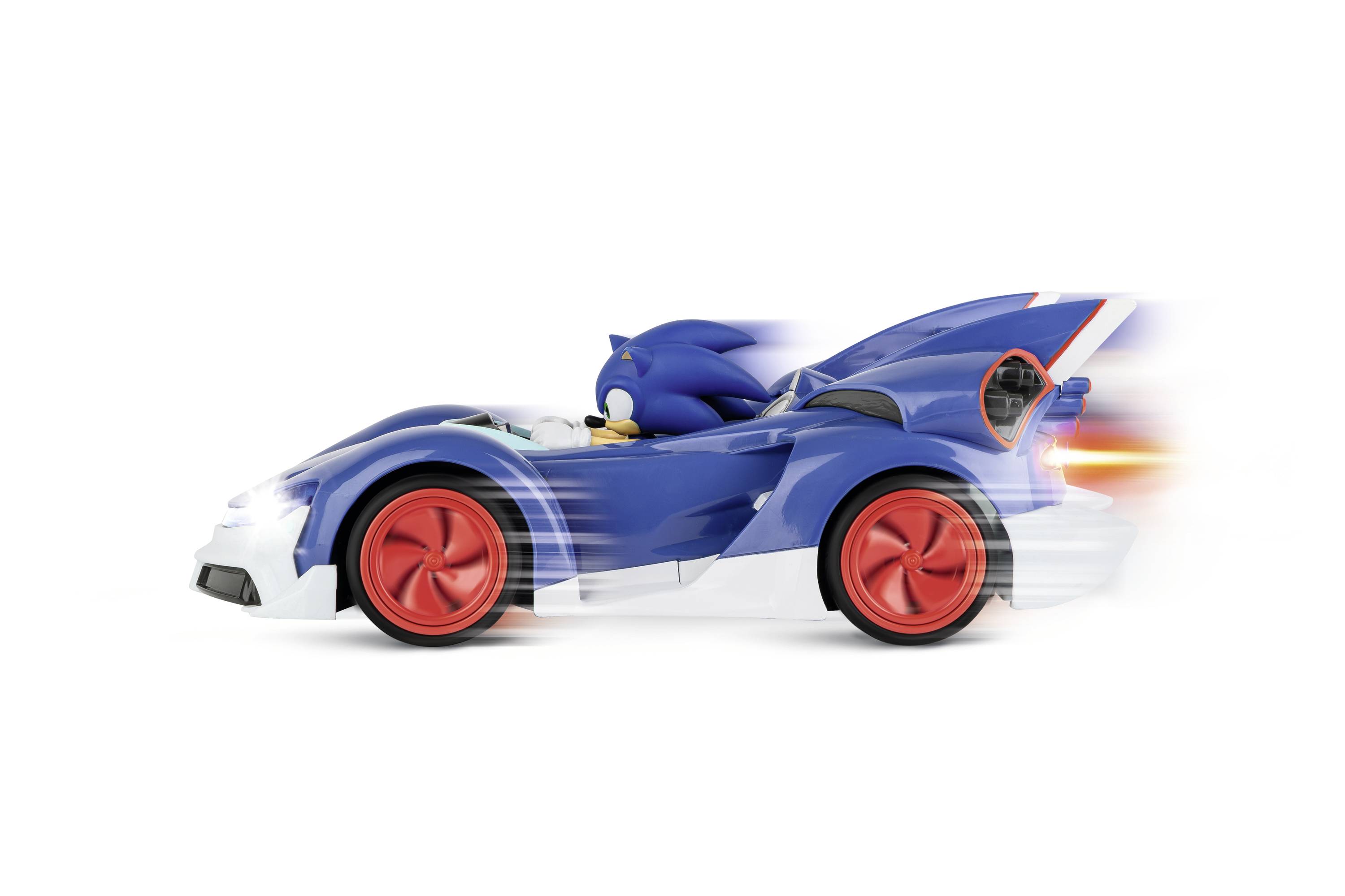 Ein blauer Spielzeugrennwagen mit roten Rädern und einem klassischen Videospiel-Charakter am Steuer fährt mit hoher Geschwindigkeit.