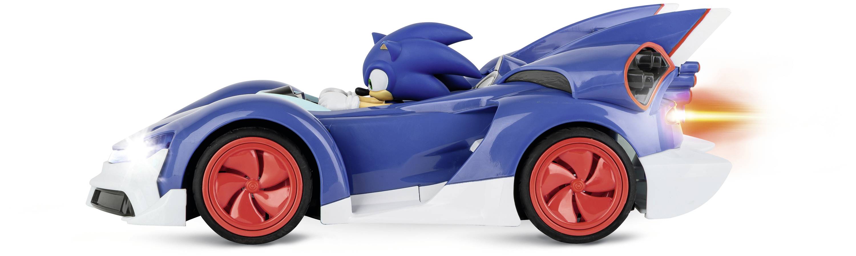 Ein blauer, stilisierter Rennwagen mit roten Rädern fährt nach rechts. Der Wagen ist mit einer anthropomorphen Figur mit blauen Stacheln besetzt.