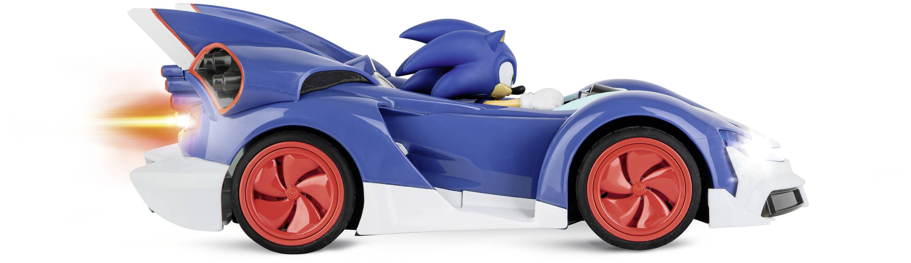Spielzeugauto mit blauen und weißen Details und roten Rädern. Darin sitzt eine blaue Spielfigur. Hinten leuchtet orangefarbene Flamme auf.