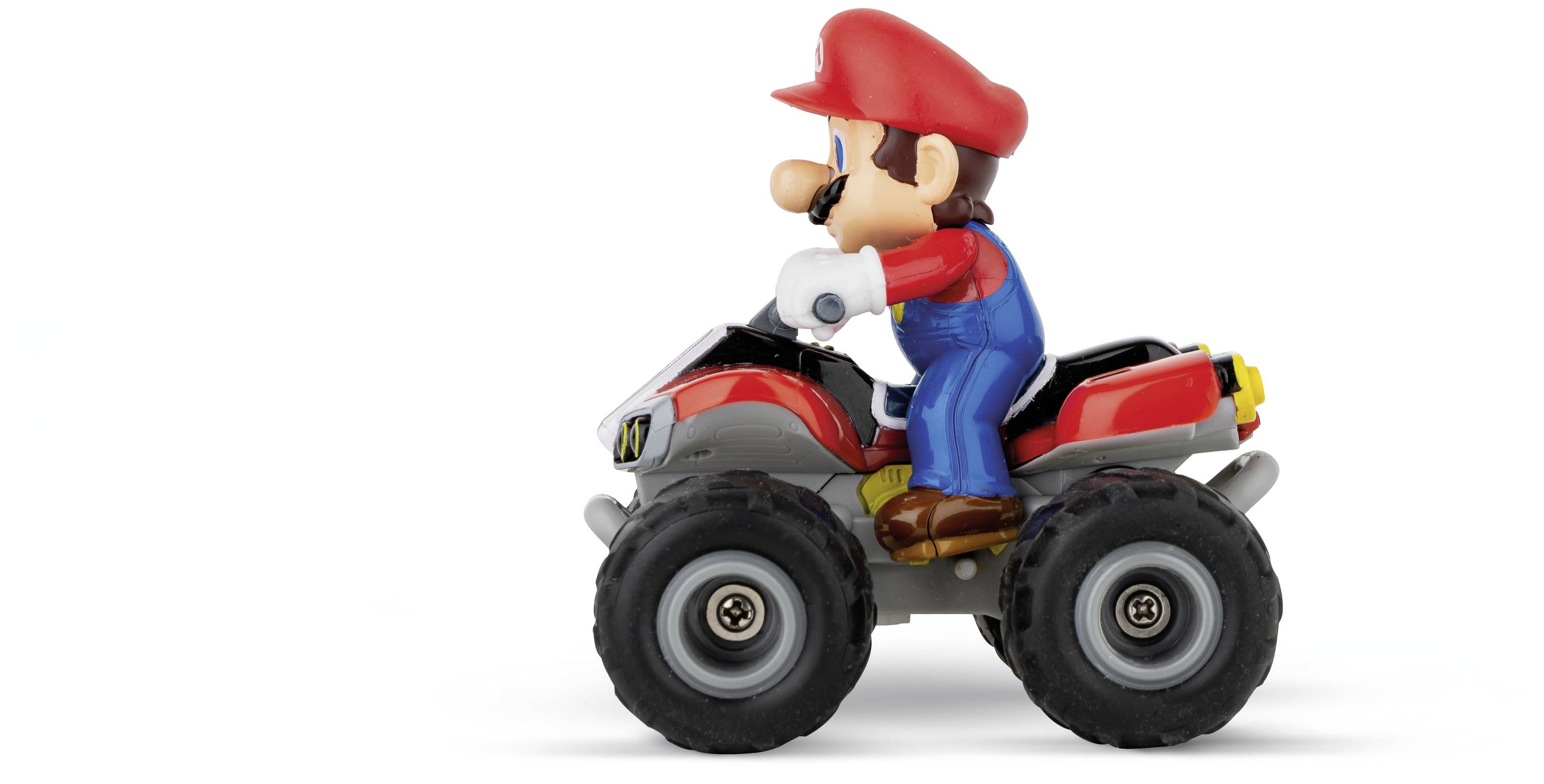 Ein Cartoon-Charakter in rotem Hut und blauer Latzhose fährt ein kleines, rotes Quad auf weißem Hintergrund.