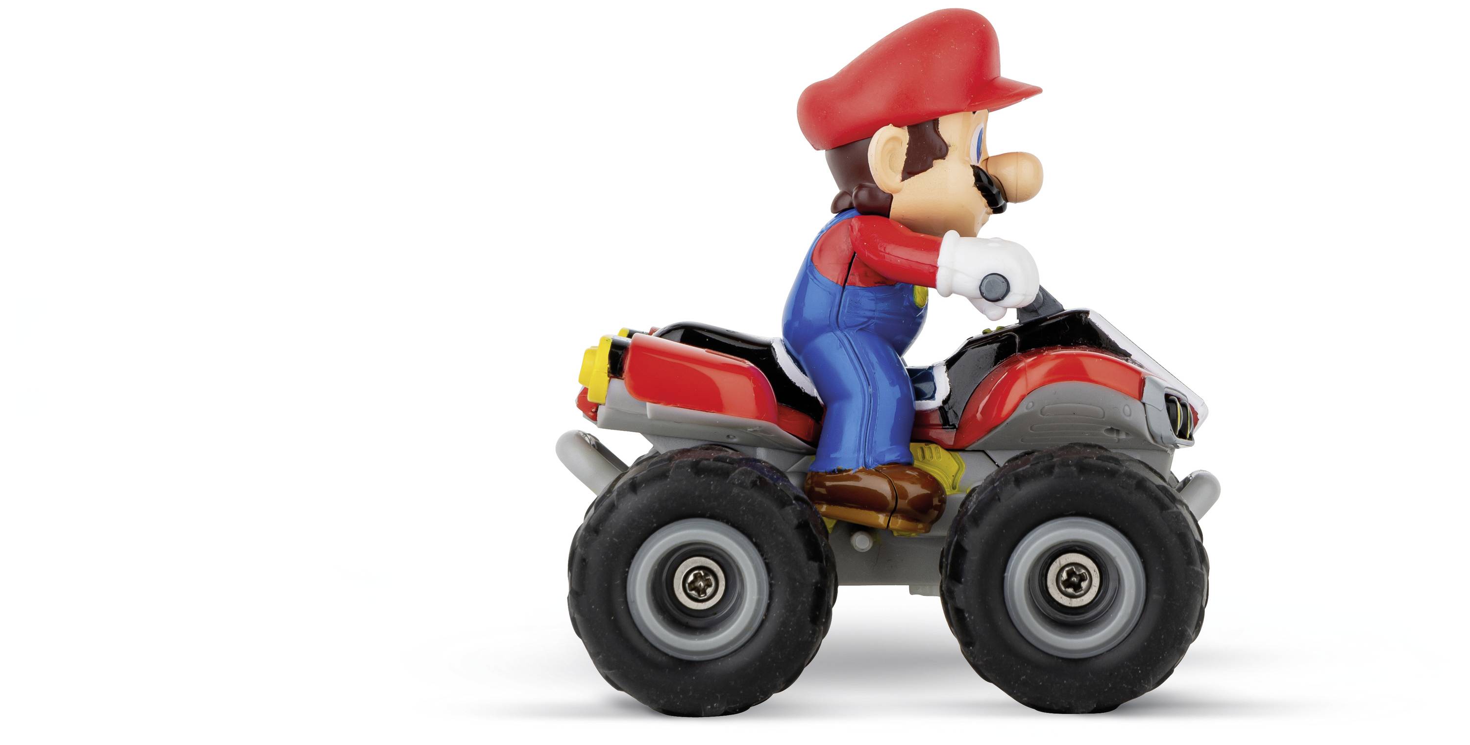 Ein Spielzeugmann in rotem Hut und blauer Latzhose fährt auf einem kleinen roten Quad mit großen Reifen.