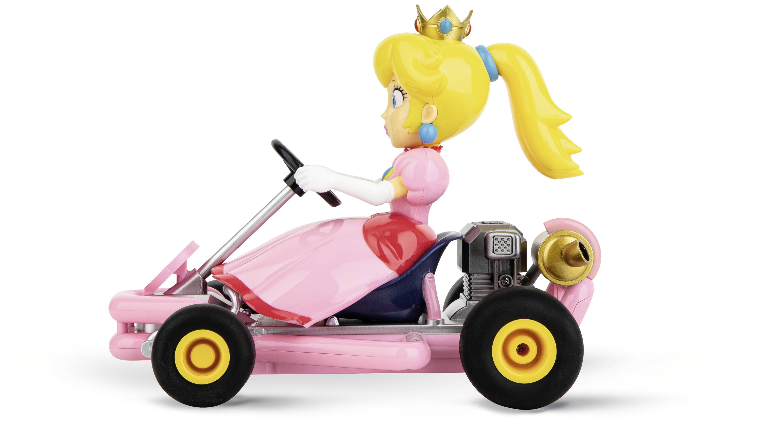 Ein Charakter in einem pinken Rennauto, seitlich betrachtet, trägt ein rosa Kleid und eine Krone. Rennspiel-Ästhetik im Vordergrund.