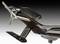 Ein Modellhubschrauber mit Doppelschraube am Heck vor einem schwarz-weißen Hintergrund, zeigt hohe Detailgenauigkeit und Bauweise.