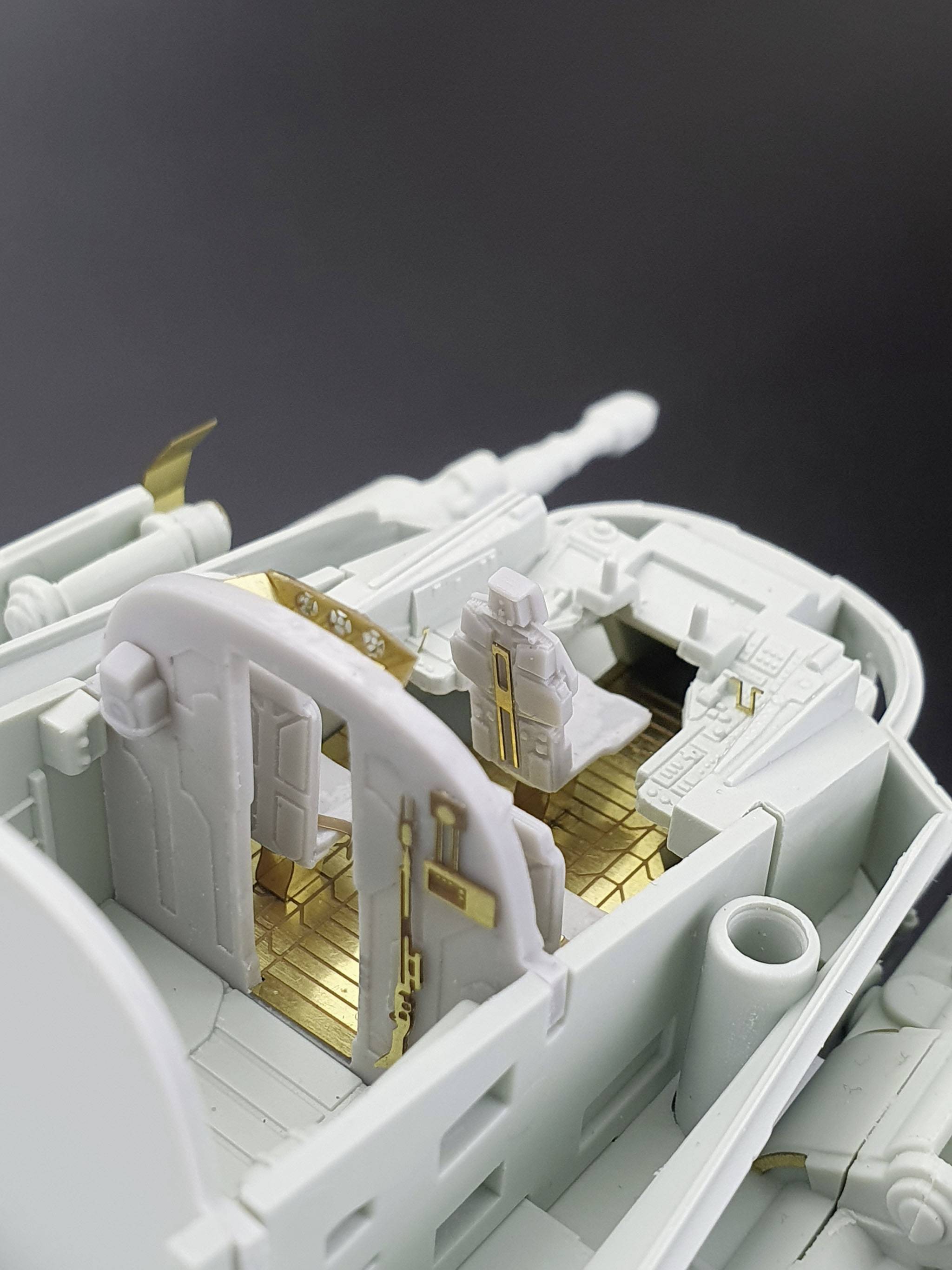 Modell eines Panzer-Interieurs: Sicht auf den Fahrersitz, Instrumente, und goldene Dekorationen. Kein Mensch an Bord, graue Schale.