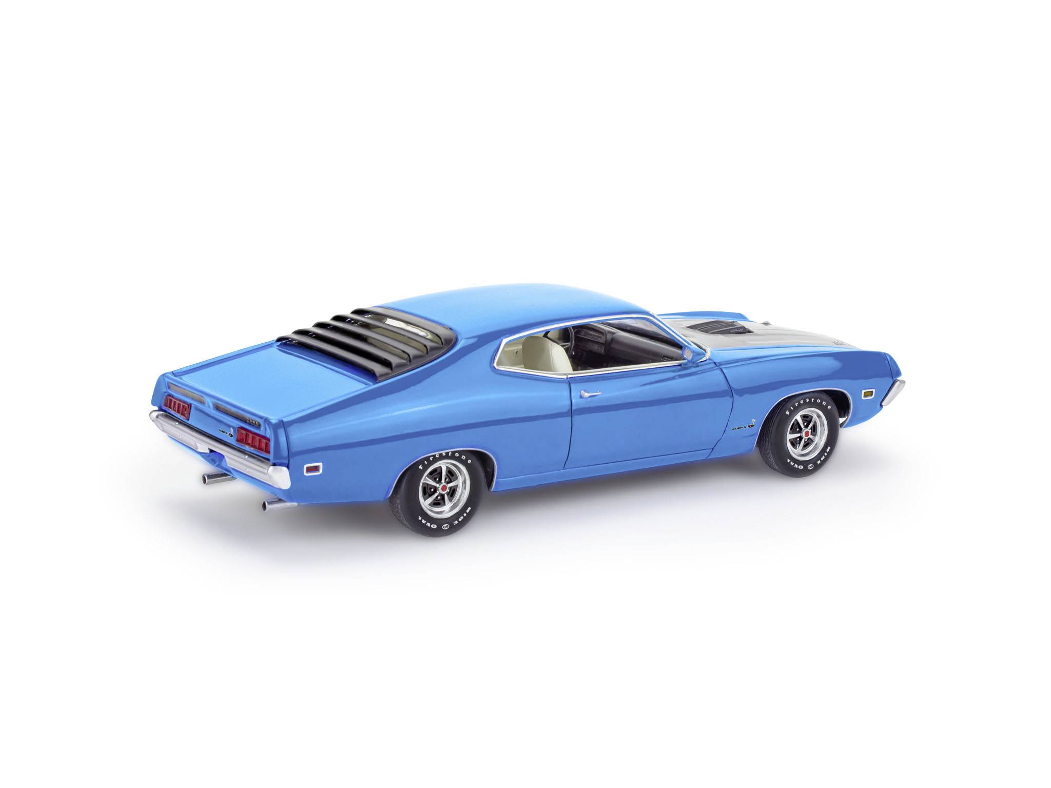 Blaues Retro-Modellauto auf weißem Hintergrund, seitliche Heckansicht. Das Auto hat sportliche Linien und markante Lüftungsschlitze.