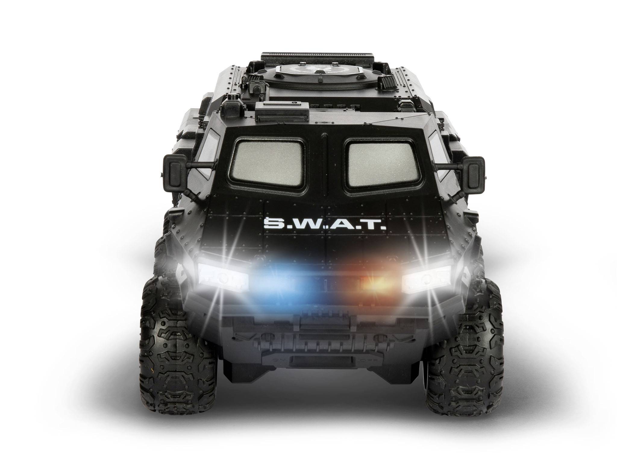 Ein schwarzes S.W.A.T.-Fahrzeug mit eingeschalteten Frontlichtern, die blau und rot leuchten, frontal abgebildet.