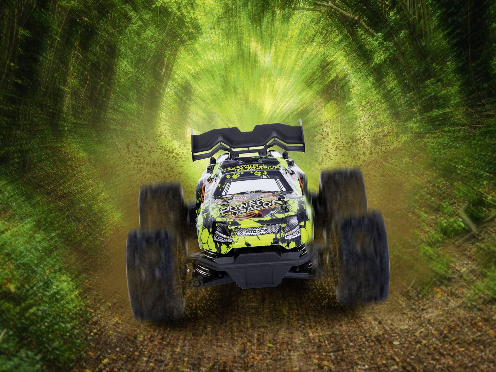 Ferngesteuertes Auto in Bewegung auf einem Waldweg, Umgebung verwischt durch Geschwindigkeit, lenkt dynamischen Eindruck.