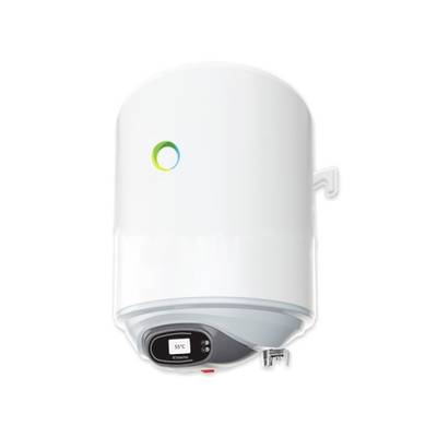 Ein moderner, weißer Wassertank-Boiler mit digitalem Display zeigt '55°C'. Ein grünes Licht zeigt den Betriebsstatus an.