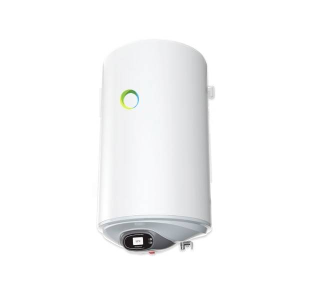 Ein weißer, zylindrischer elektrischer Boiler mit digitalem Anzeigefeld und farbigem Druckknopf, an einer weißen Wand montiert.