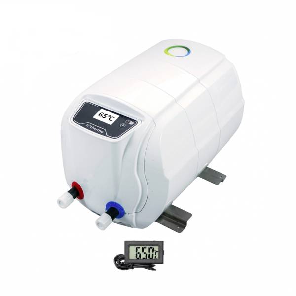 Ein weißer elektrischer Durchlauferhitzer mit digitalem Display zeigt '65°C'. Zwei Anschlüsse sind farbcodiert: rot für heiß, blau für kalt.