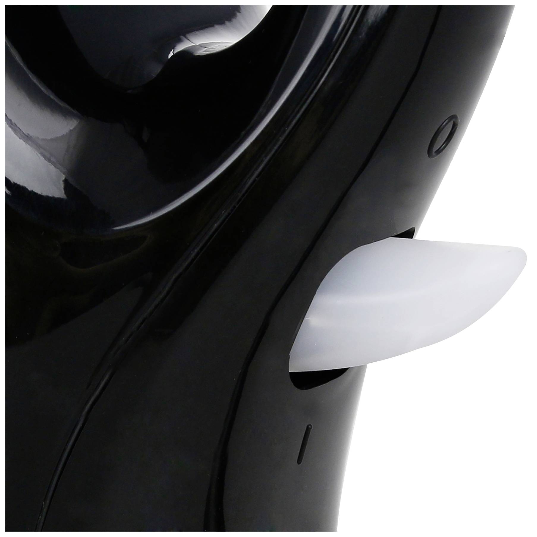 Ein schwarzer, glatter Plastikteil mit einer weißen Taste an der Seite, möglicherweise Teil eines Haushaltsgeräts oder Werkzeugs.