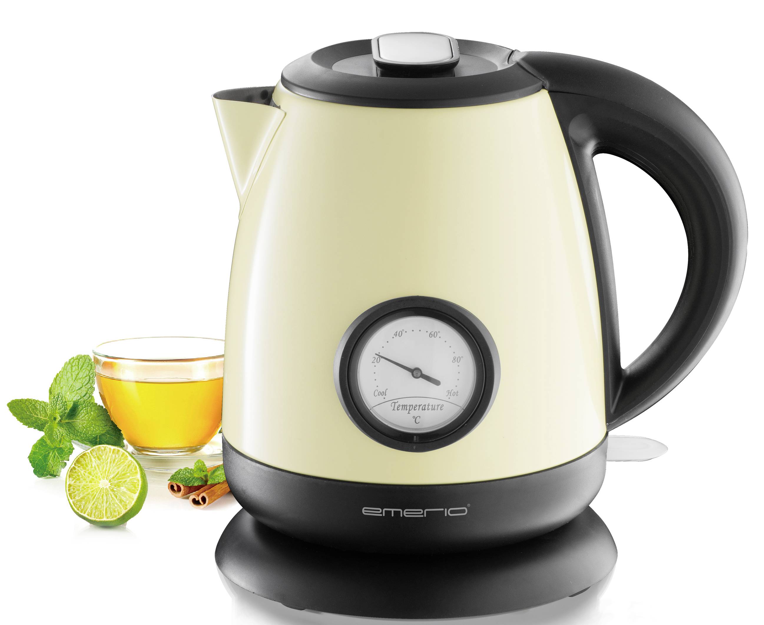 Ein cremefarbener Wasserkocher mit Temperaturanzeige. Daneben ein Glas Tee, Limettenscheiben, Minzblätter und Zimtstangen.
